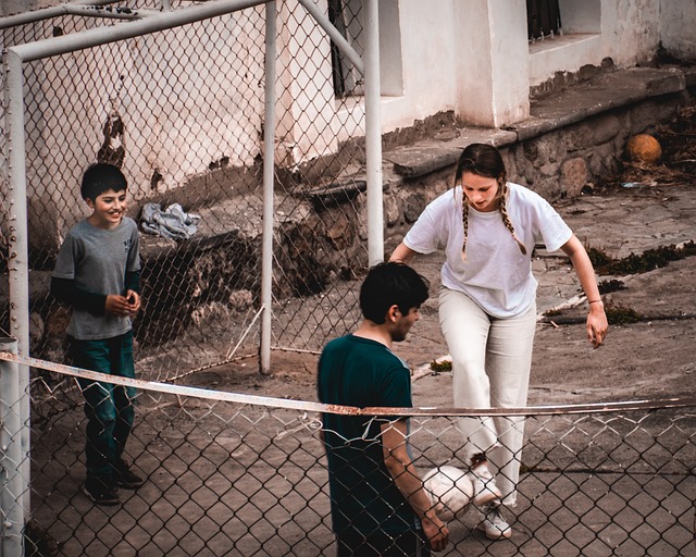 詹姆斯2断2帽定胜局，东契奇20+6+9引领湖人险胜火箭.